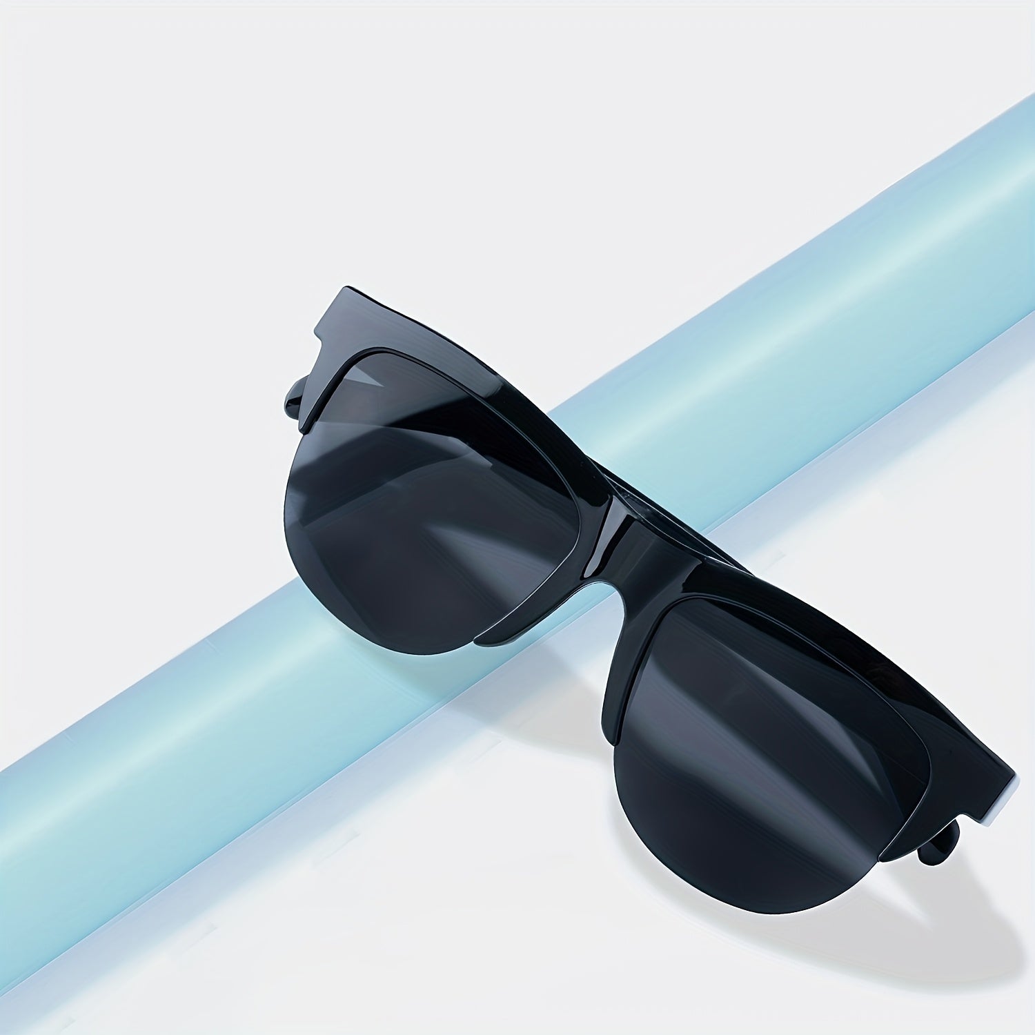 Wireless Smart Glasses With Audio And Voice Call Capabilities, Designed For Outdoor Travel To Facilitate Hands-free Communication And Music Listening. Rechargeable Music Glasses With A Built-in Microphone